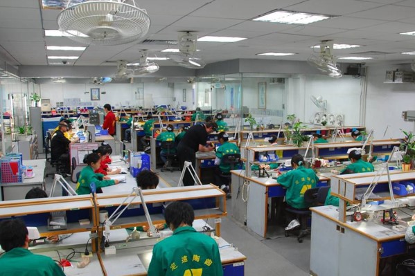 图为口腔修复工艺专业部分同学工作环境 图为口腔修复工艺专业部分同学工作环境