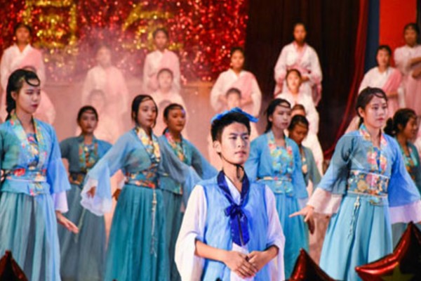 华大卫校学生文艺演出现场