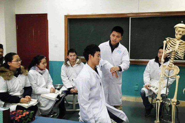 四川省针灸学校中医康复技术专业学生在上实训课 四川省针灸学校中医康复技术专业学生在上实训课