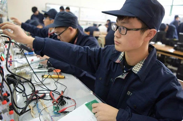 四川职业技术学校报读汽车技术服务与营销专业怎么样_四川职业技术学校毕业生的就业前景好不好