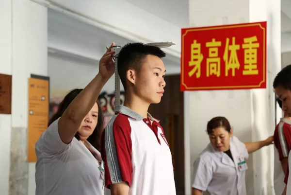 四川城市技师学院新生体检正在测试身高和体重 四川城市技师学院新生体检正在测试身高和体重