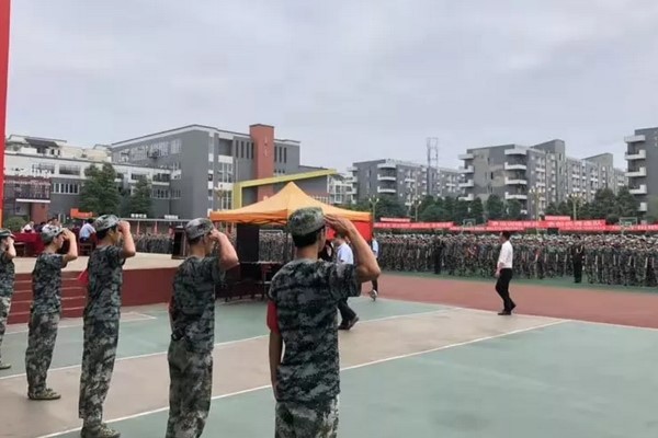 成都机电工程学校国旗下英姿飒爽的护卫队 成都机电工程学校国旗下英姿飒爽的护卫队