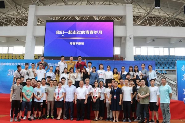 学校领导与毕业生代表合影 学校领导与毕业生代表合影