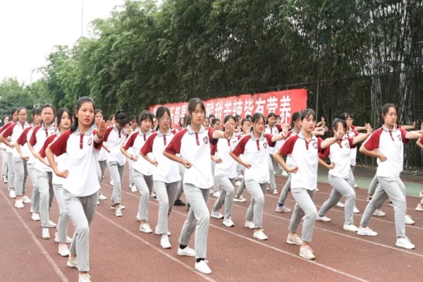 四川中职学校军训进行时 四川城市技师学子在坚持