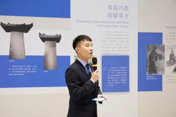 成都博物馆优秀讲解员杜宇主持开展仪式 成都博物馆优秀讲解员杜宇主持开展仪式