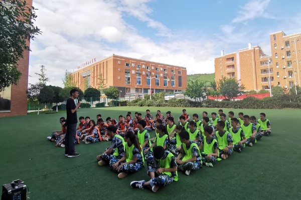 四川中职学校哪个好 成都五月花高级技工学校最独特的新生拓展活动来啦