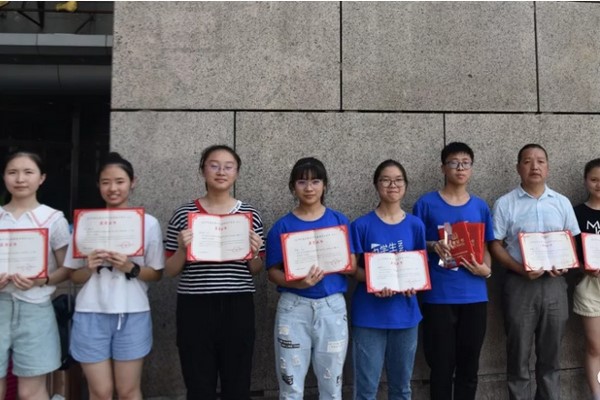 金堂中学参赛师生合影 金堂中学参赛师生合影