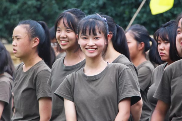 成都希望职业学校学子开心地微笑 成都希望职业学校学子开心地微笑