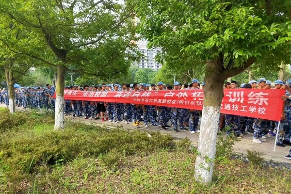 中国五冶大学2019级新生军训户外拓展活动来啦！