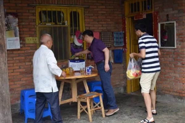 八一建军节在即 蒲江寿安中学慰问退役军人及军烈属