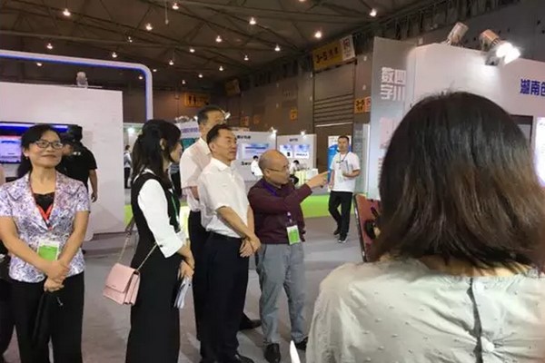 全国工商联副主席、省政协副主席、省工商联主席陈放率队到数字生态展区巡馆 全国工商联副主席、省政协副主席、省工商联主席陈放率队到数字生态展区巡馆