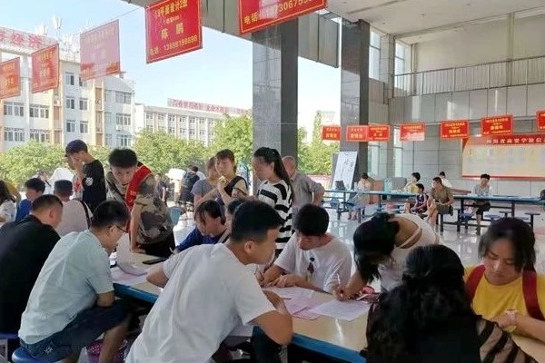四川商贸职业学校接待大厅繁忙的场景 四川商贸职业学校接待大厅繁忙的场景