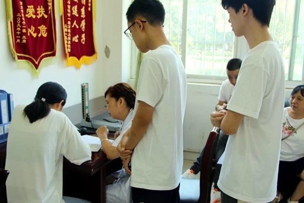四川商贸职业学校航空服务专业新生排队接受色盲色弱测试 四川商贸职业学校航空服务专业新生排队接受色盲色弱测试