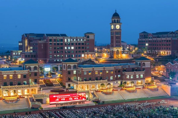 庆祝第35个教师节：天府新区航空旅游职业学院学生为教师亮灯