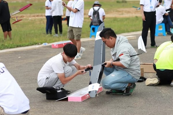 成都航空职业技术学院学子在飞行器设计挑战赛现场 成都航空职业技术学院学子在飞行器设计挑战赛现场