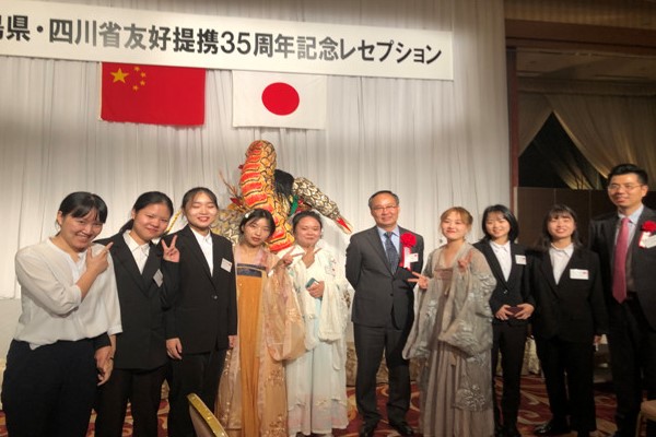四川中职院校新闻大事记：2019年李云泽副省长亲切问候成都铁路卫校留学生