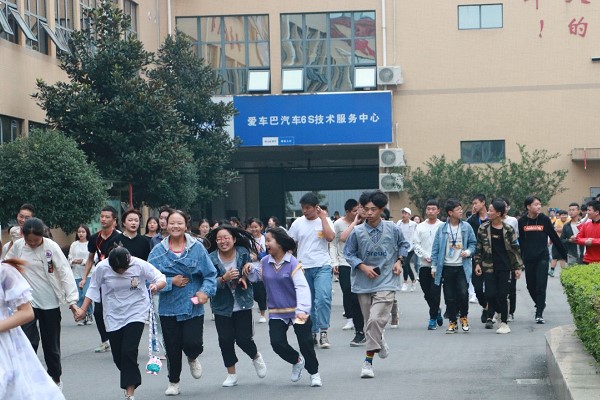 四川科华高级技工学校举行2019年应急突击疏散演练 四川科华高级技工学校举行2019年应急突击疏散演练
