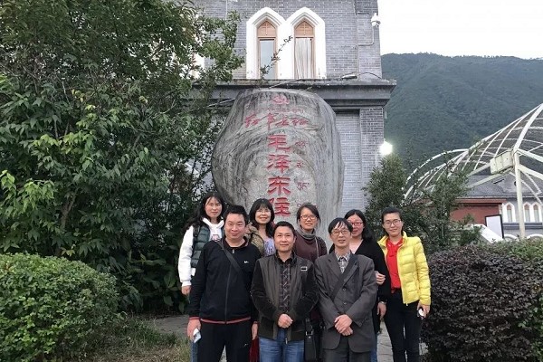 成都高中学校的先锋——记四川省金堂中学校党员“不忘初心，重走长征路”