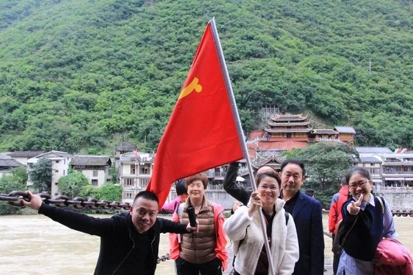 四川省金堂中学校党员“不忘初心，重走长征路”