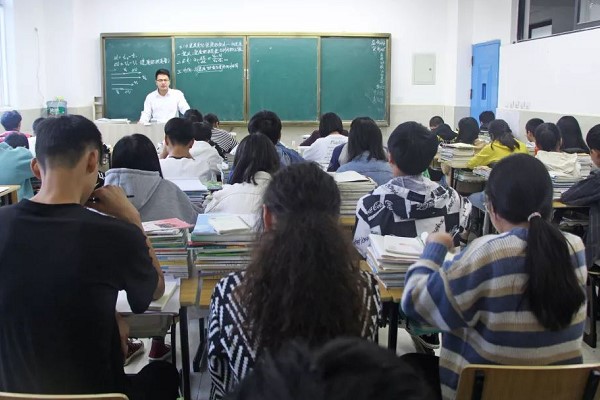 成都希望职业学校开展教师公开课分享与交流活动