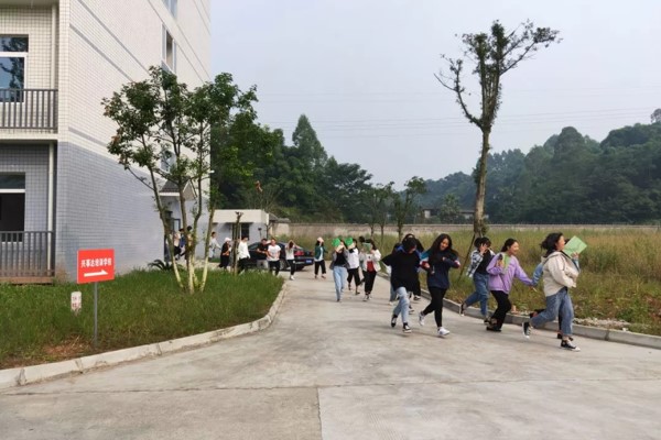 四川中职院校乐山市旅游学校举行2019年“防踩踏”应急疏散演练活动