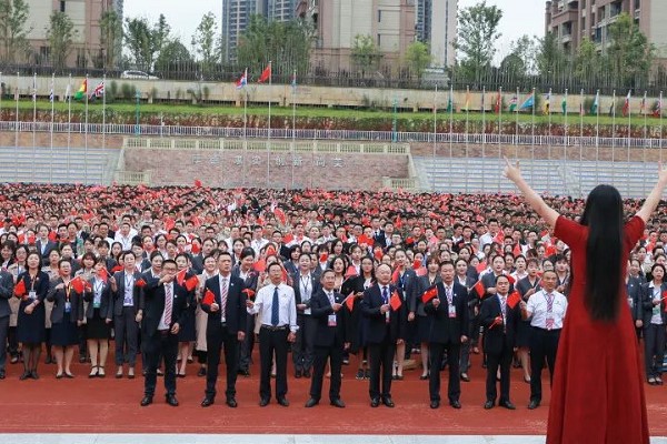 天府新区航空旅游职业学院举行升旗仪式：万名航空学子歌唱祖国