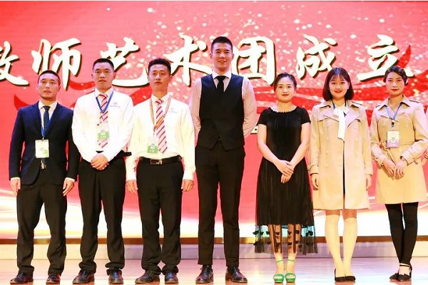 天府新区航空旅游职业学院教师艺术团各小组组长合影 天府新区航空旅游职业学院教师艺术团各小组组长合影