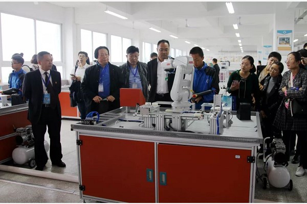 参观自贡职业技术学校实训现场 参观自贡职业技术学校实训现场