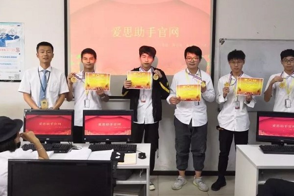 成都北大青鸟学校学子风采 成都北大青鸟学校学子风采