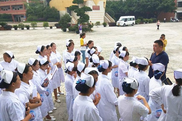 成都中专学校师资力量|记铁路卫校学生科副科长冯伯阳