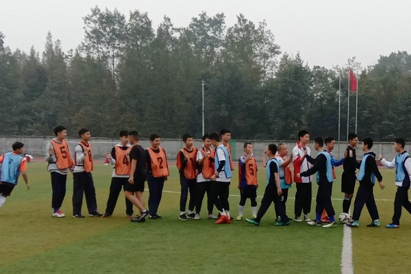 树德怀远中学举行足球交流赛 树德怀远中学举行足球交流赛
