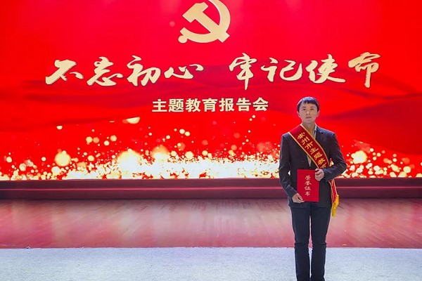 成都中专学校四川矿产机电技师学院作主题教育报告