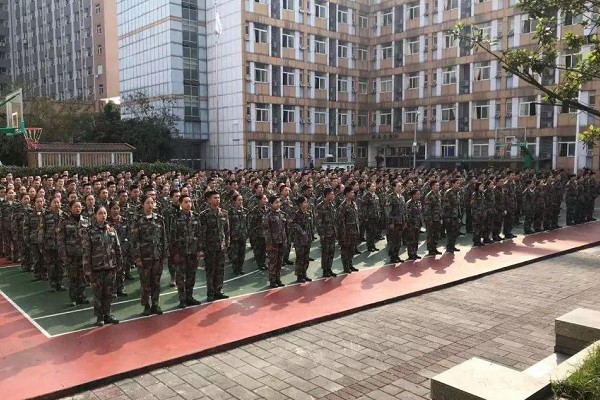 成都中专学校东星航空职业学校开展消防演练