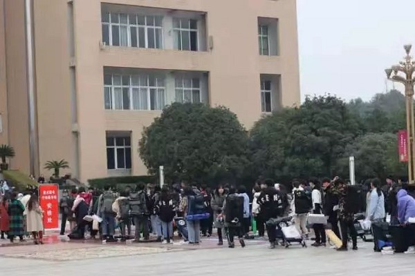 成都高中学校成艺附中美术专业赴参加美术联考
