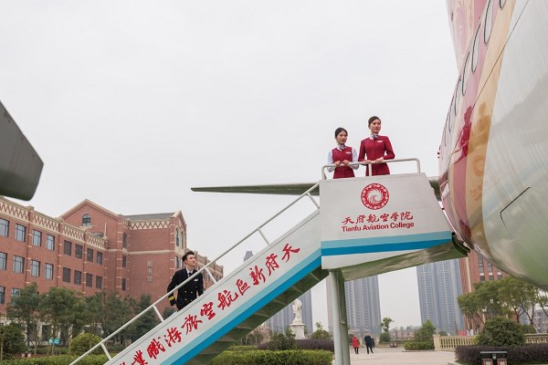 摄影师走进成都职业学校东星航空职业学校拍航空日历