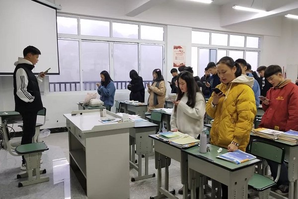 成都职业学校希望职业学校举行法制宣传活动