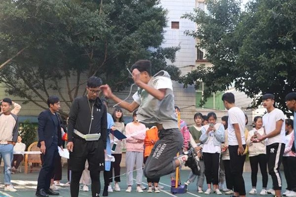 四川中职学校现代艺术学校开展冬季运动会