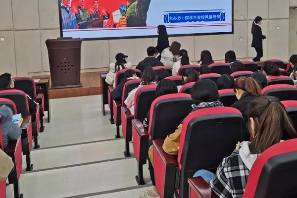 成都高校天府新区信息职业学院开展演讲比赛