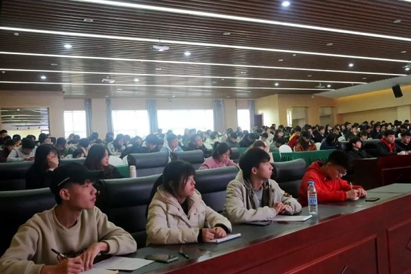 四川职业院校天府新区信息职业学院举办报告会