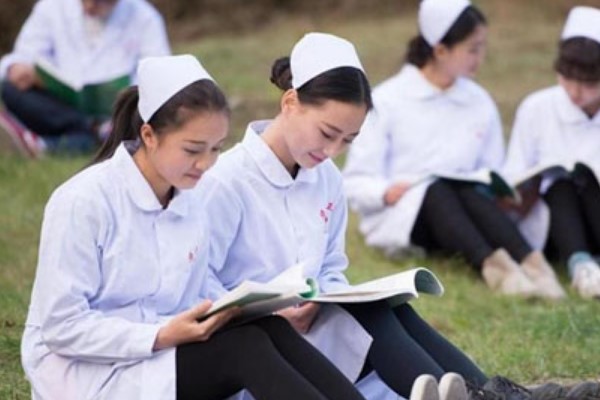 四川中职学校宜宾卫生学校举办学生才艺展