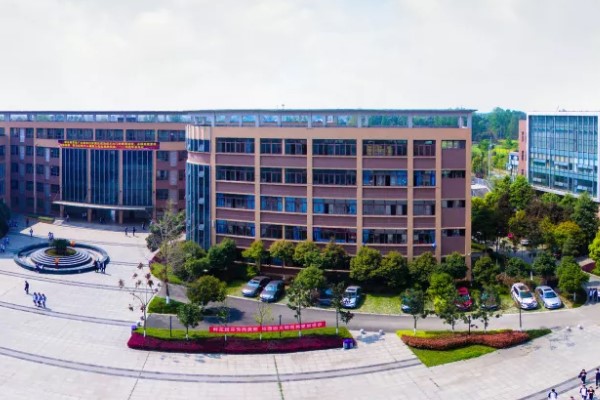 成都职业学校希望职业学校召开家校委员会