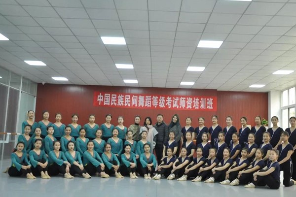 四川现代艺术学校民间舞蹈等级考试完美收官