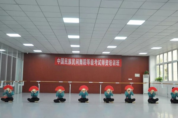 四川现代艺术学校民间舞蹈等级考试完美收官