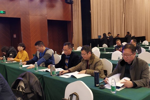 成都中专学校成都希望职业学校参加高峰论坛会