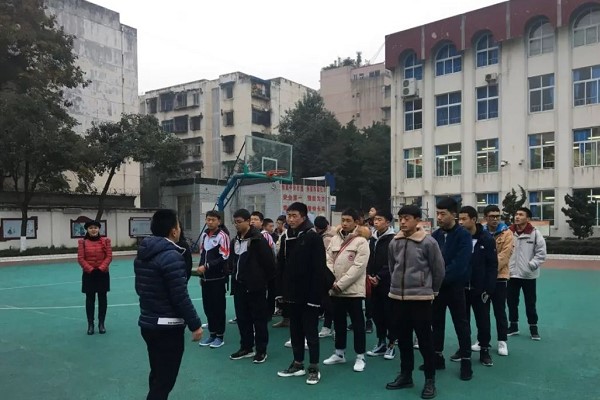 成都职高成都市财贸职高学子重走建川路