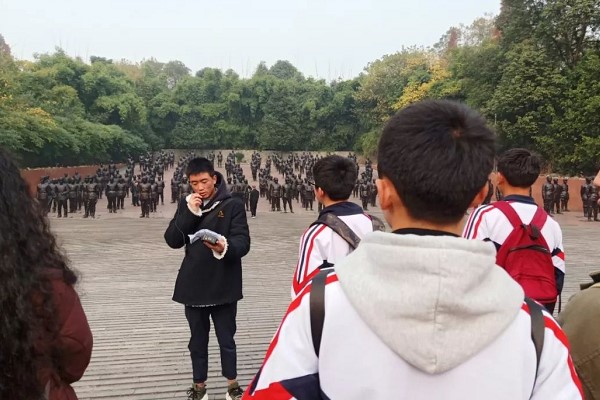 成都职高成都市财贸职高学子重走建川路