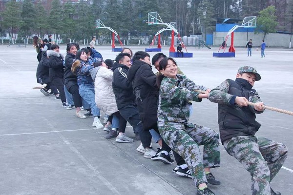 成都中职学校成都希望职业学校举行拔河比赛