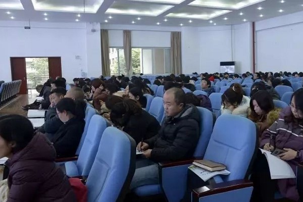 成都艺术高中四川现代艺术学校召开教职工大会