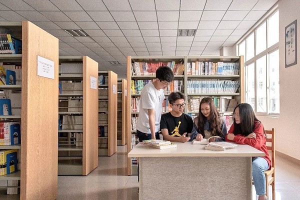 四川中职学校宜宾卫校为“9+3”新生发放冬装