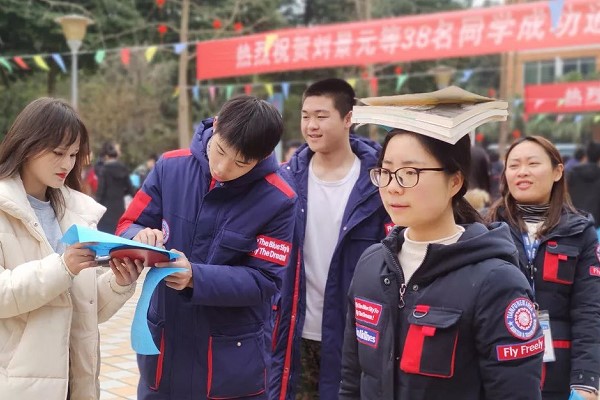 成都职业学校东星航空职业学校举行迎新年活动